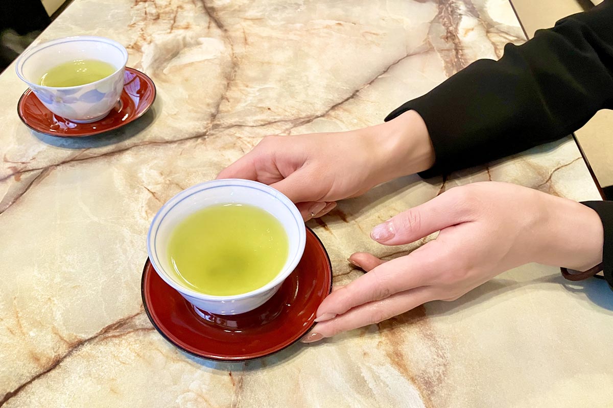 控室でお茶を入れている様子